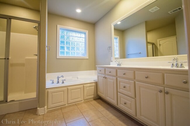 Building Photo - Beautiful & spacious 4 Bedroom condo w/fen...