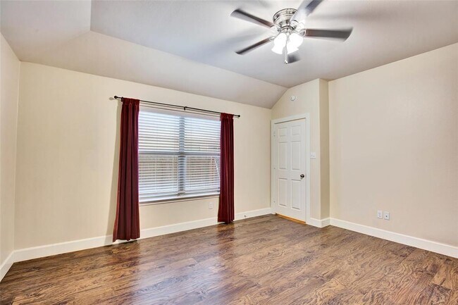 Building Photo - 356 Housefinch Loop