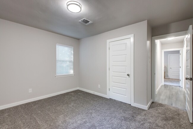 Building Photo - 3208 Northeast Dr