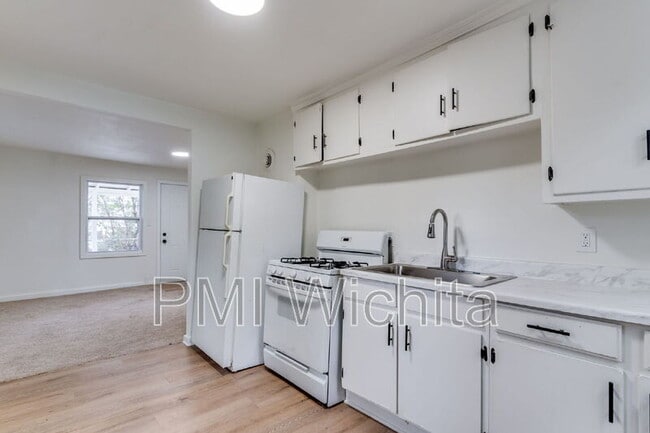 Building Photo - 4309 E Lincoln St