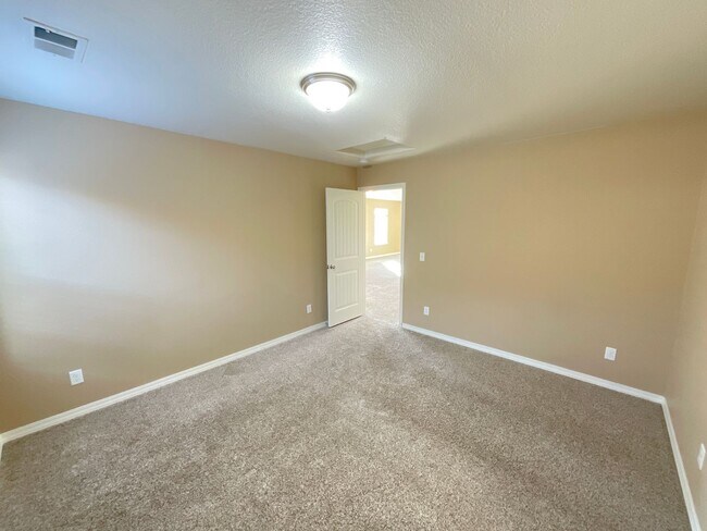 Building Photo - 3 Bedroom Home Available Near N Powers Blvd & Dublin Blvd!