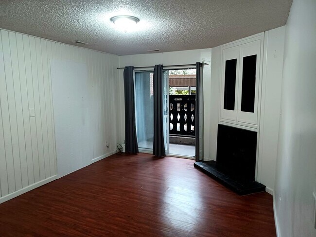 Building Photo - Large Private Girl  Room Downtown ASAP - Balcony, Storage and more