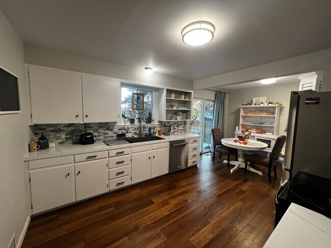 Kitchen - 4404 W Chestnut Ave