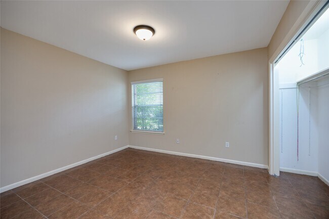 Building Photo - 2 Circle Dr