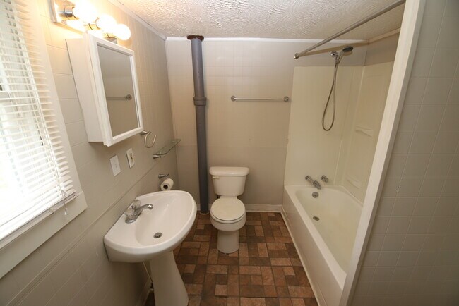 Building Photo - 603 Country Club Rd