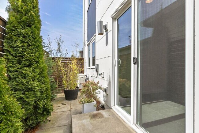 Building Photo - Stunning Modern Air-Conditioned in Coveted...