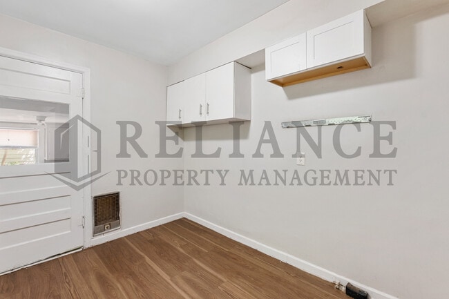Building Photo - 709 S Pinecrest St
