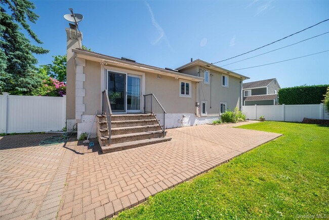 Building Photo - 6 Manor Dr