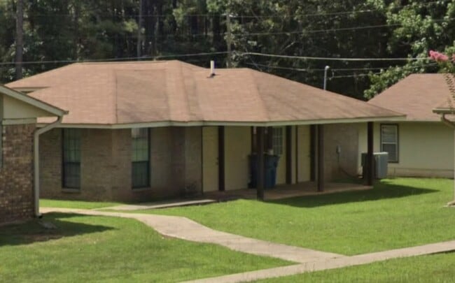 Building Photo - 1001 Lakeview Dr