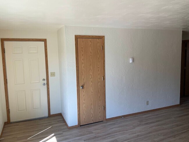 Building Photo - 2 bedroom in River Road Area