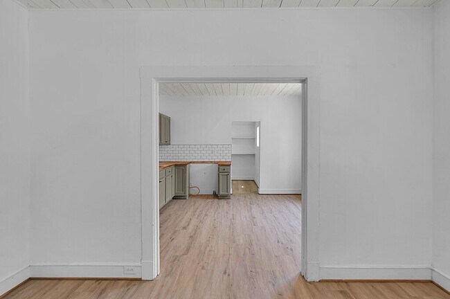 Building Photo - 909 N 10th St