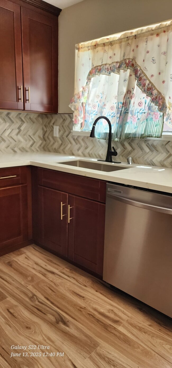 New kitchen countertop,flooring, sink and applicances - 34752 Hemet Common