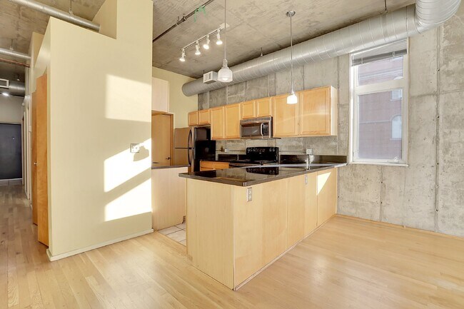 Building Photo - $2,350 - Urban 2 bed 2 bath Condo in Golde...
