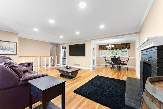 Building Photo - 35 Lanewood Ave