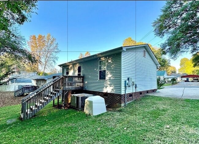 Building Photo - 2 bedroom 1 bath renovated home