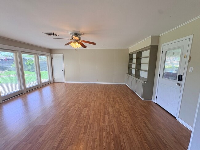 Building Photo - 901 Fair Oaks Ln