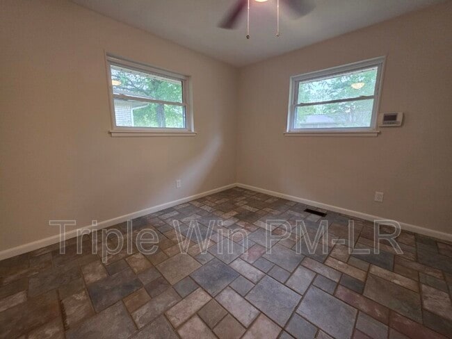 Building Photo - 5425 Chauvin Dr