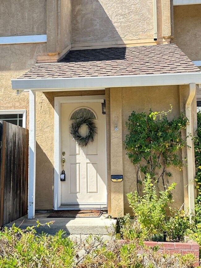 Building Photo - Solar Village Delight