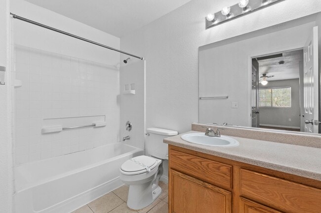 Building Photo - 2 Bedroom, 2 Bath Condo Near Nellis Air Fo...