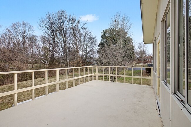 Building Photo - Mid Century Modern in Donelson with 4 bed 2bath, pet friendly, 2 car garage, and potential music ...