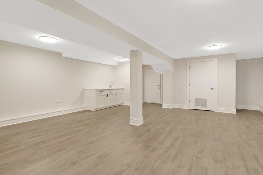 Building Photo - 3712 N Troy St