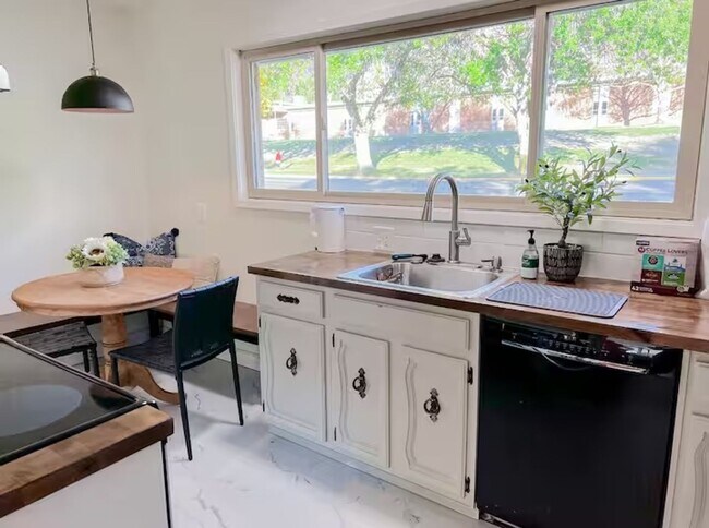 Building Photo - Modern 4 bed/2 bath with Mountain Views and a Fenced Backyard