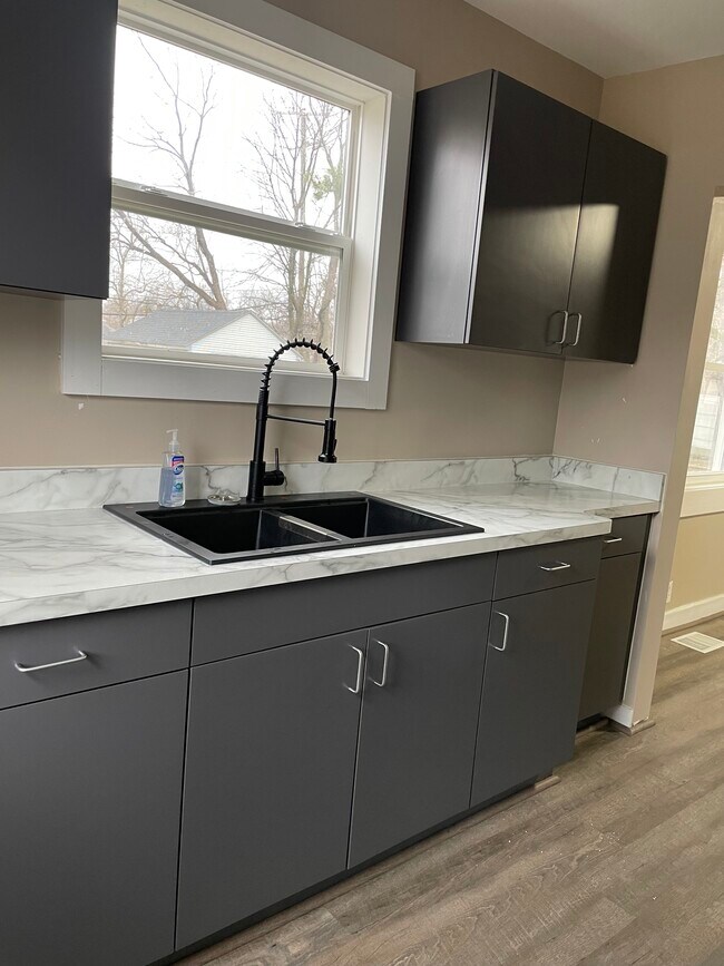 Building Photo - 592 E Montcalm St