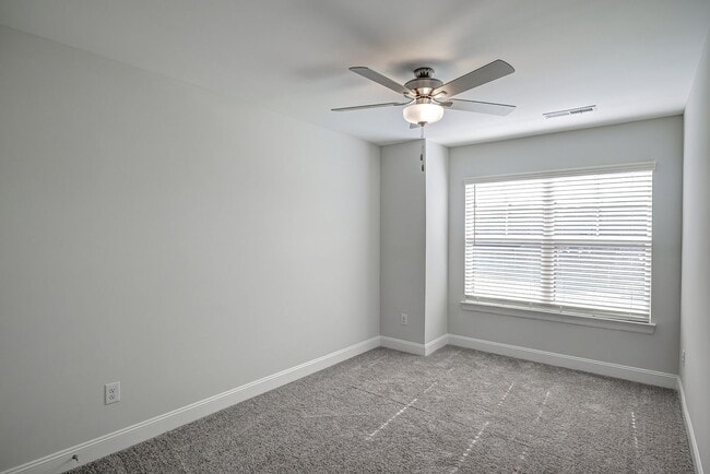 Building Photo - 3/2.5 Townhome Close to Southpoint w/ Garage!