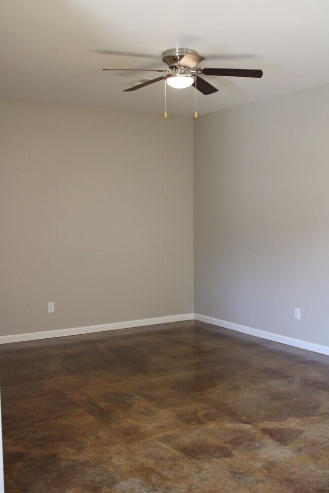 Building Photo - 2 bed, 1 bath Apartment