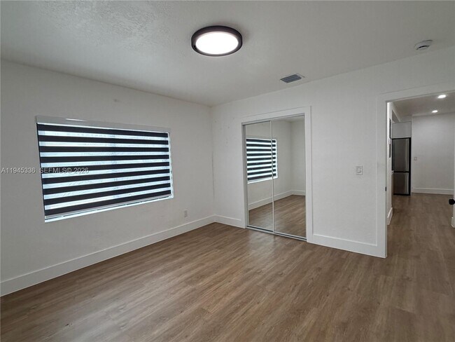 Building Photo - 12400 NE 11th Ct