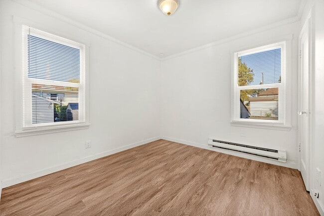 Building Photo - Two Bed 2 Bath Single Family Home Close to...