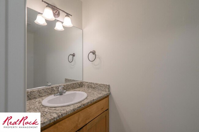 Building Photo - DOG-FRIENDLY 3 Bedroom Townhome with INTERNET INCLUDED!