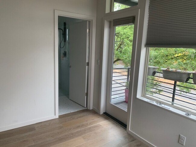 Building Photo - High End Madison Valley Row House !
