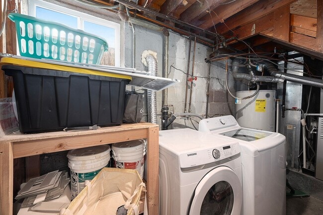 Building Photo - 2 Bedroom, 1 Bath Garden Level Unit in Park Hill