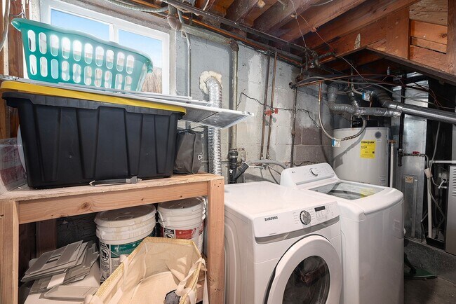 Building Photo - Spacious Top Unit of Quadplex Available So...