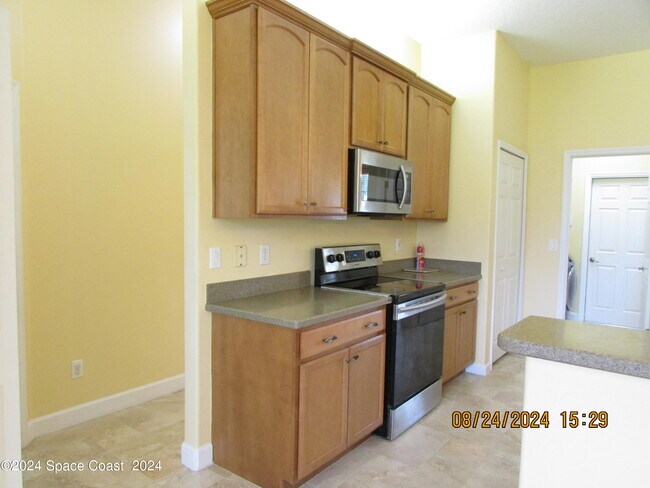 Building Photo - 1882 Woodfield Cir