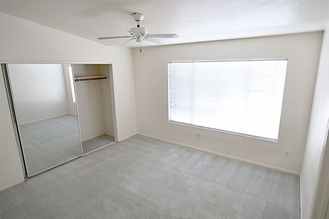 Building Photo - Summerlin area upper condo/vaulted ceilings/light and bright