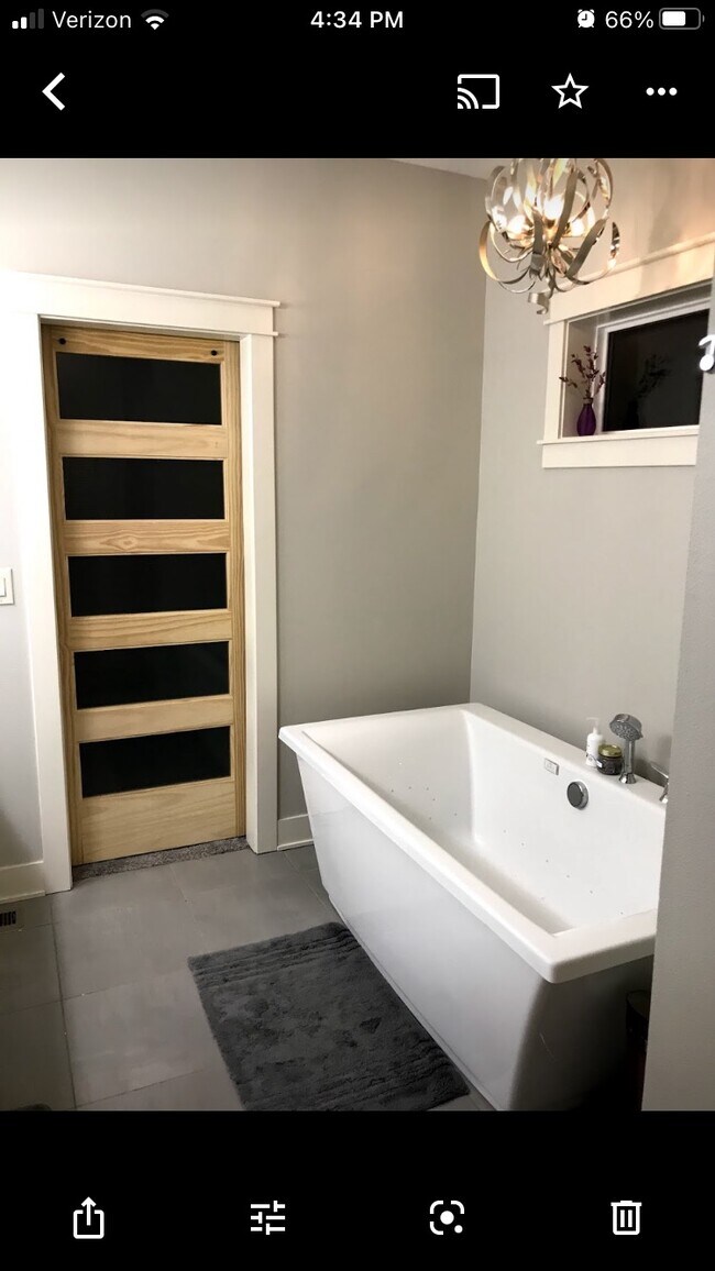Primary Bath Tub - 4204 SW Ash Ct