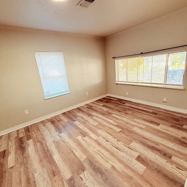 Building Photo - 4004 SE 25th St