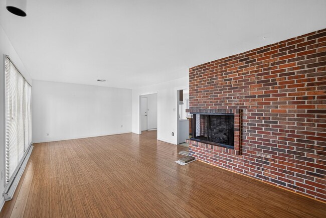 Building Photo - 2205 Country Club Dr