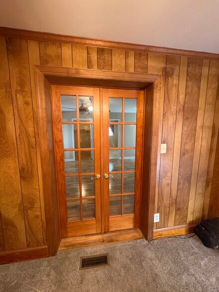 Den / Breakfast Nook - 2904 Norfolk St
