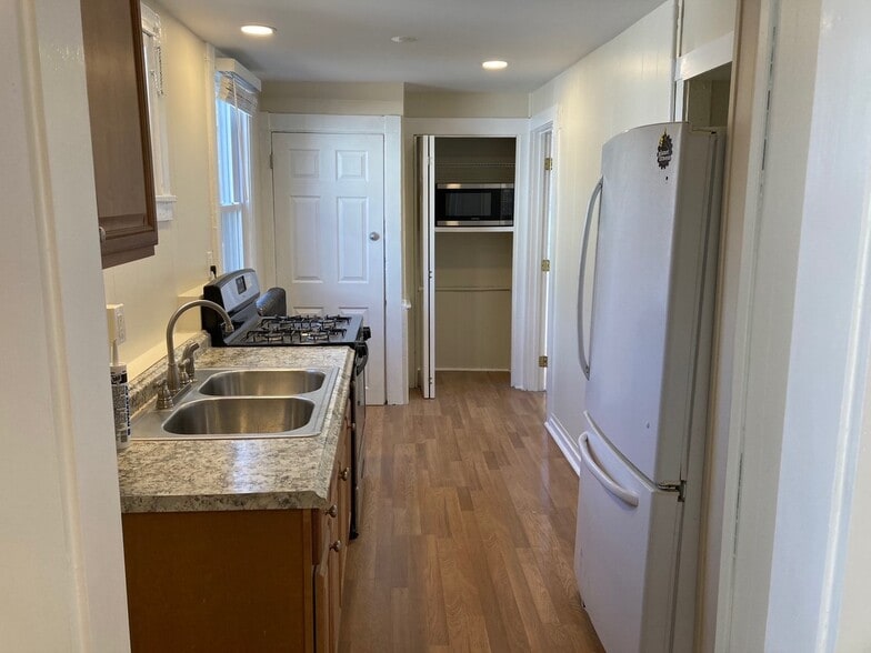 Building Photo - 64 Gray St