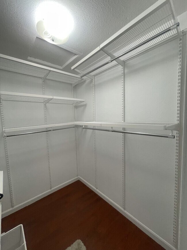 Building Photo - 1215 Club Dr