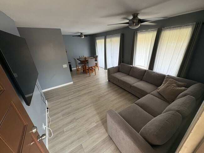 Building Photo - Remodeled 2/1.5 with AC in Palm Villas!