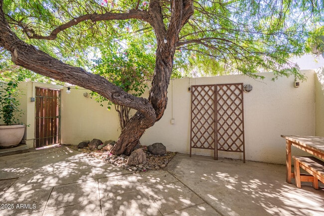 Building Photo - 21 W Pasadena Ave