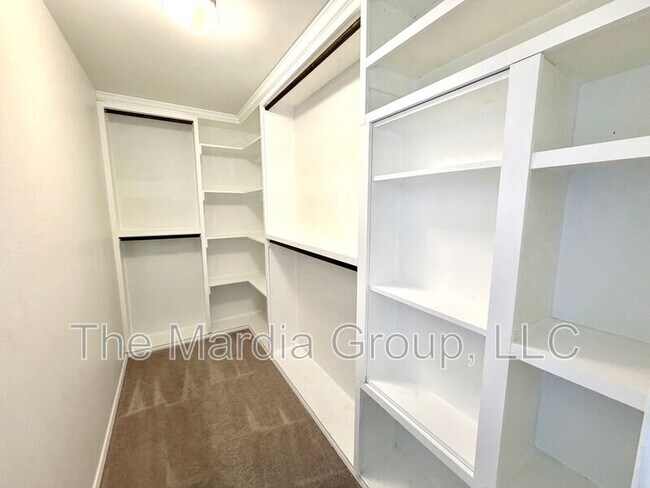 Building Photo - 2006 Hummingbird St