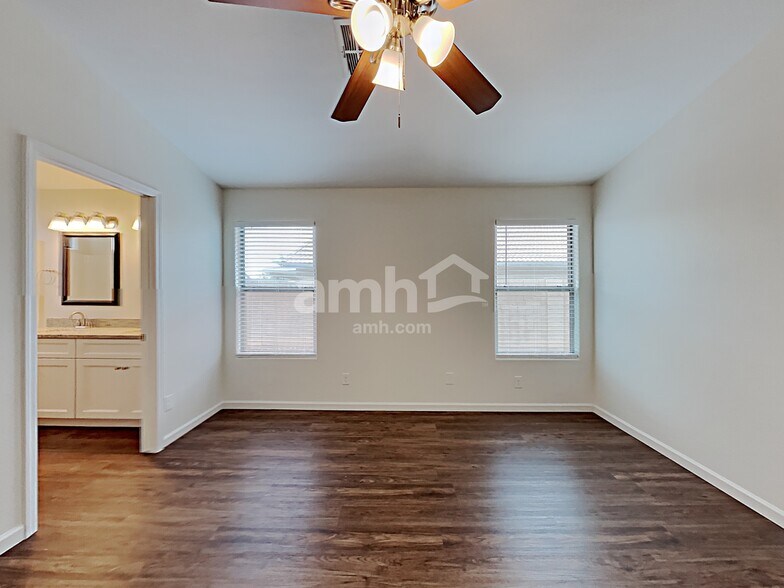 Building Photo - 3033 W Quail Ave
