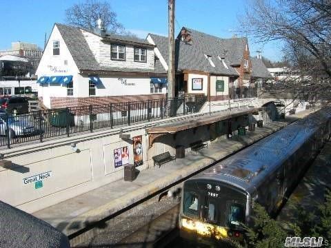 Building Photo - 62 Forest Row