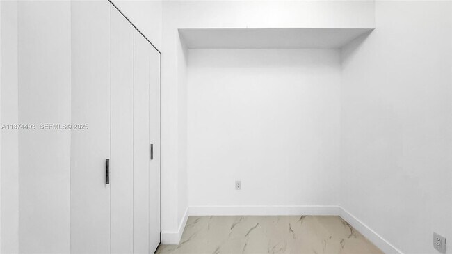 Building Photo - 700 NE 24th St