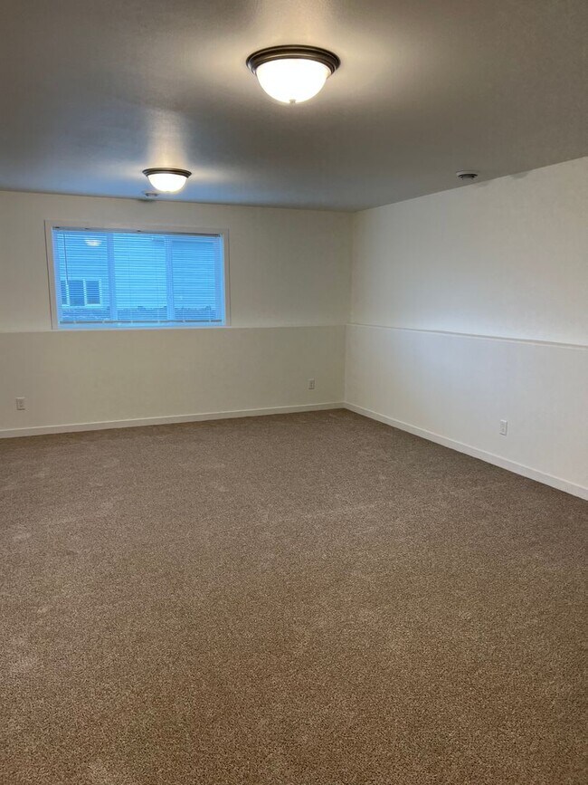 Building Photo - 3 Bed 2.5 Bath Single Family Home